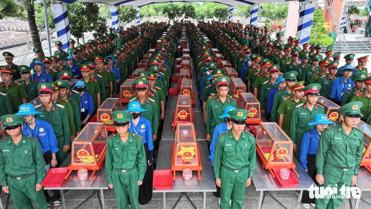 An Giang tổ chức lễ viếng và an táng hài cốt liệt sĩ hy sinh tại Campuchia - Ảnh 1.