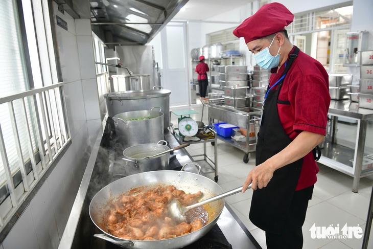 Lần đầu tiên "Tick xanh trách nhiệm" vào bếp ăn trường học - Ảnh 1.