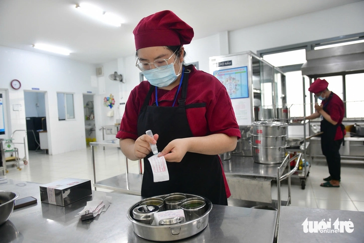 Lần đầu tiên "Tick xanh trách nhiệm" vào bếp ăn trường học - Ảnh 2.