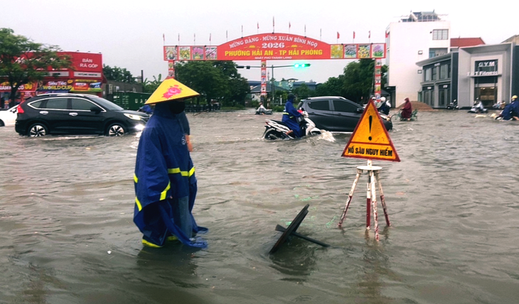 Mưa lớn tại Hải Phòng gây ngập lụt nghiêm trọng , nhiều tuyến đường thành sông - Ảnh 1.