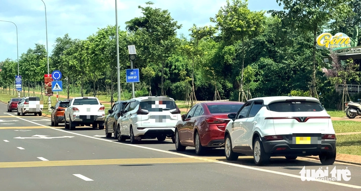 Xử lý nhiều trường hợp lấn chiếm vỉa hè ở Buôn Ma Thuột - Ảnh 3.