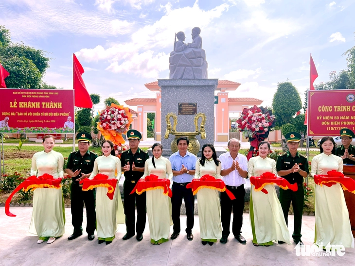 Khánh thành tượng đài Bác Hồ với chiến sĩ bộ đội biên phòng tại Vĩnh Long - Ảnh 2.