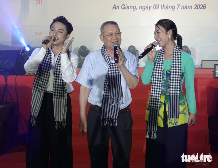 Văn nghệ sĩ TP.HCM trao 166 phần quà cho bà con xã Ba Chúc, An Giang - Ảnh 4.
