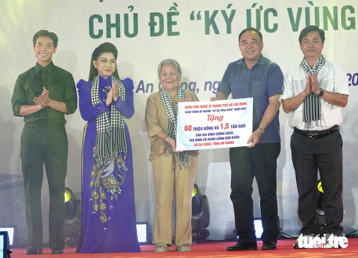 Văn nghệ sĩ TP.HCM trao 166 phần quà cho bà con xã Ba Chúc, An Giang - Ảnh 1.