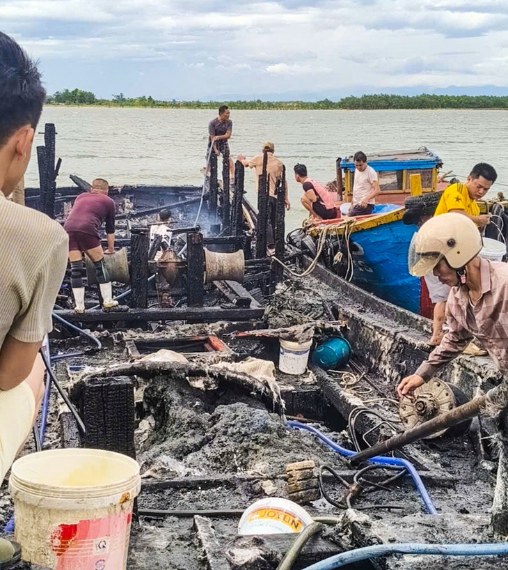 Cháy tàu cá tại Cửa Việt: Thiệt hại nặng nề và nỗ lực cứu hộ khẩn cấp - Ảnh 2.