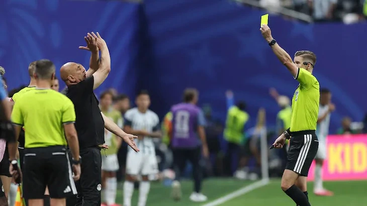 Vì sao HLV Ai Cập ra hiệu chữ X với Messi? - Ảnh 1.