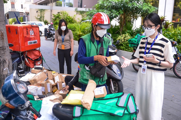 Giá cước chuyển phát tăng mạnh dù Xăng dầu giảm , nguyên nhân từ đâu? - Ảnh 1.
