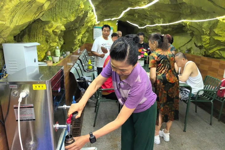 Trung Quốc mở 44 hầm trú ẩn thời Thế chiến II cho dân tránh nóng - Ảnh 1.
