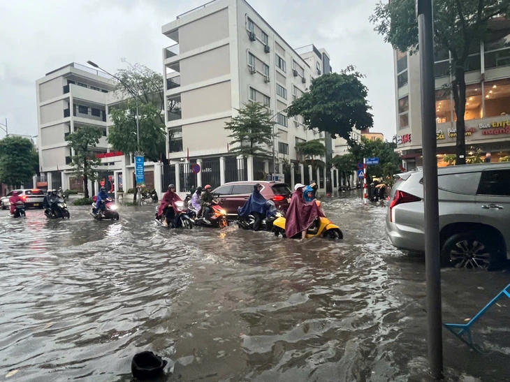 Mưa 30 phút, một số tuyến phố Hà Nội đã ngập úng dù vừa đầu tư loạt công trình chống ngập khẩn cấp - Ảnh 1.
