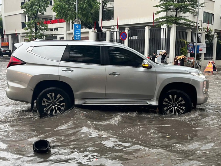 Mưa 30 phút, một số tuyến phố Hà Nội đã ngập úng dù vừa đầu tư loạt công trình chống ngập khẩn cấp - Ảnh 7.
