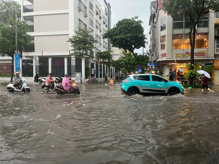 Mưa 30 phút, một số tuyến phố Hà Nội đã ngập úng dù vừa đầu tư loạt công trình chống ngập khẩn cấp - Ảnh 3.