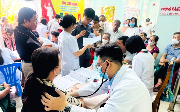 Huy động bệnh viện tuyến cuối TP.HCM đến tận phường, xã khám sức khỏe toàn dân - Ảnh 2.