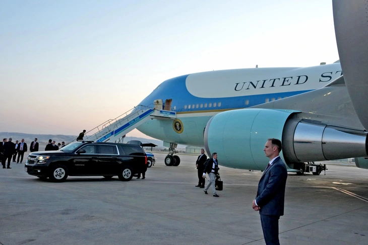 Vì sao ông Trump không dùng chuyên cơ Qatar tặng để bay về Mỹ? - Ảnh 1.