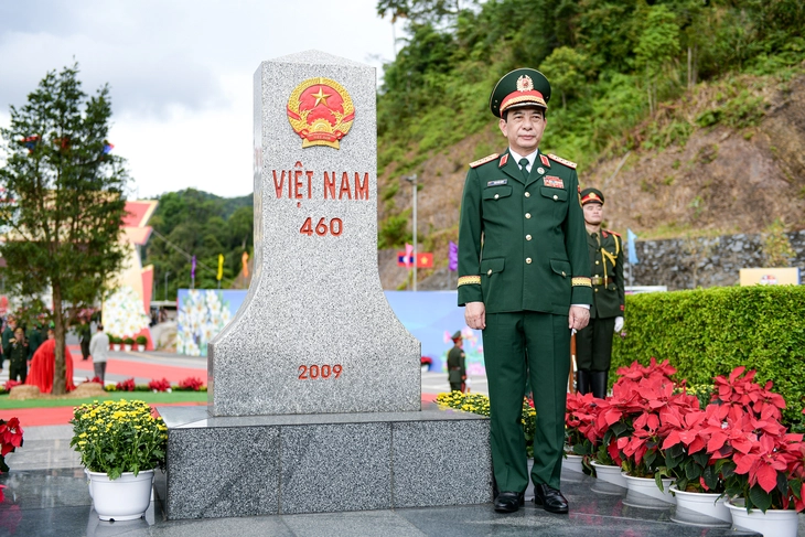 Đại tướng Phan Văn Giang sang Lào, bắt đầu dự Giao lưu hữu nghị quốc phòng biên giới - Ảnh 1.