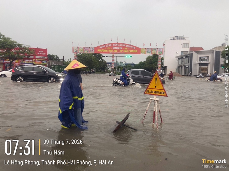  Nhiều tuyến đường biến thành sông sau cơn mưa lớn 130mm - Ảnh 1.
