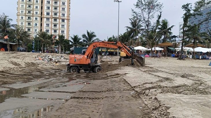 Sau mưa lớn, nước thải chảy ào ào ra bãi biển Sầm Sơn - Ảnh 2.