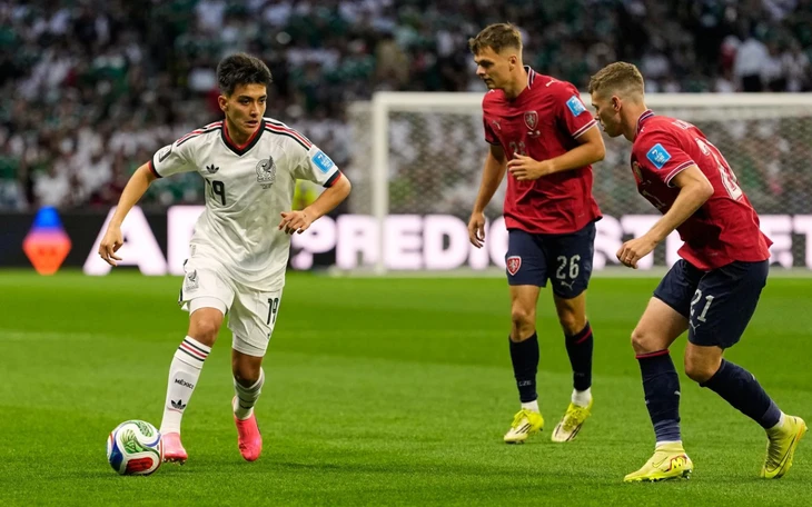 Haaland 'bênh' Mbappe sau cú sút hỏng phạt đền - Ảnh 3.