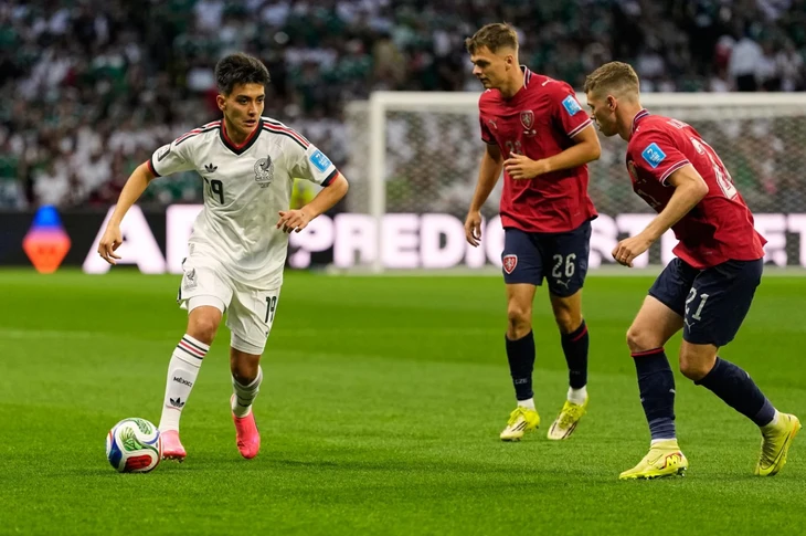 Sao trẻ Mexico tốt nghiệp phổ thông trong mùa World Cup - Ảnh 1.