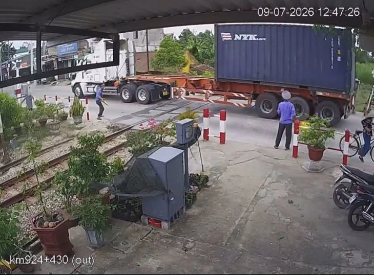 Tài xế xe đầu kéo tông gãy gác chắn đường sắt, bị phạt 41,5 triệu đồng - Ảnh 1.