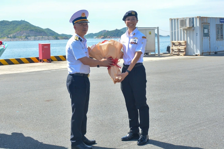 Tàu Endurance RSS Persistence của Hải quân Singapore đến Cam Ranh - Ảnh 4.