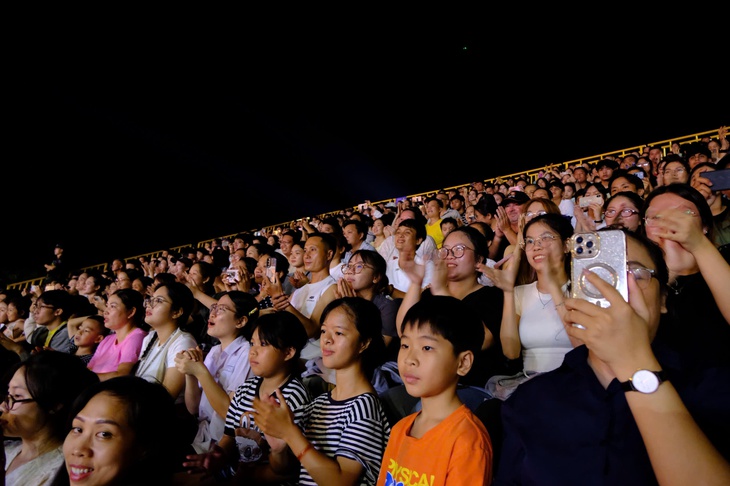 Người Đà Nẵng thích thú xem công an hợp luyện võ thuật - Ảnh 3.