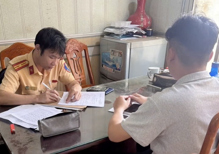 Tông trực diện xe máy chở trẻ em, tài xế ô tô tăng ga bỏ đi khỏi hiện trường - Ảnh 2.