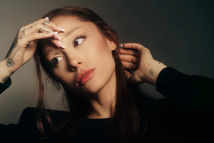Ariana Grande tái xuất với ‘petal’: Tiếng lòng gai góc đằng sau hào quang - Ảnh 1.
