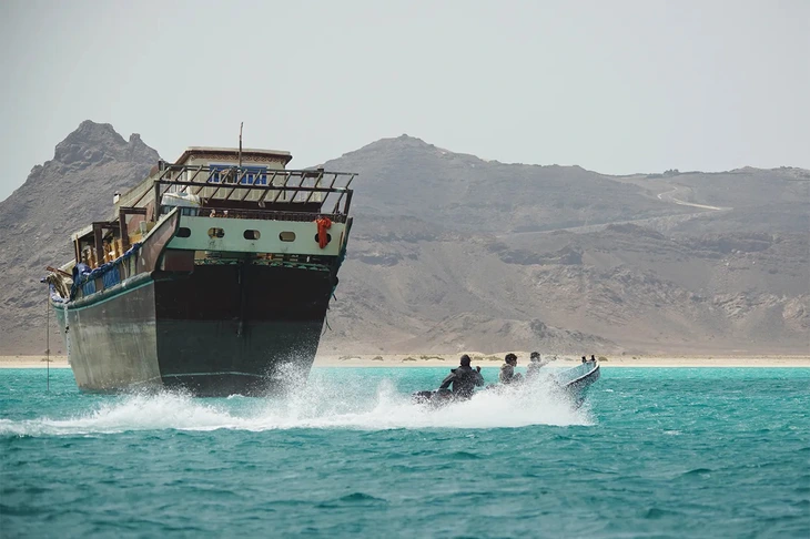 Houthi bác thông tin thu phí tàu thuyền qua eo biển Bab el-Mandeb - Ảnh 1.