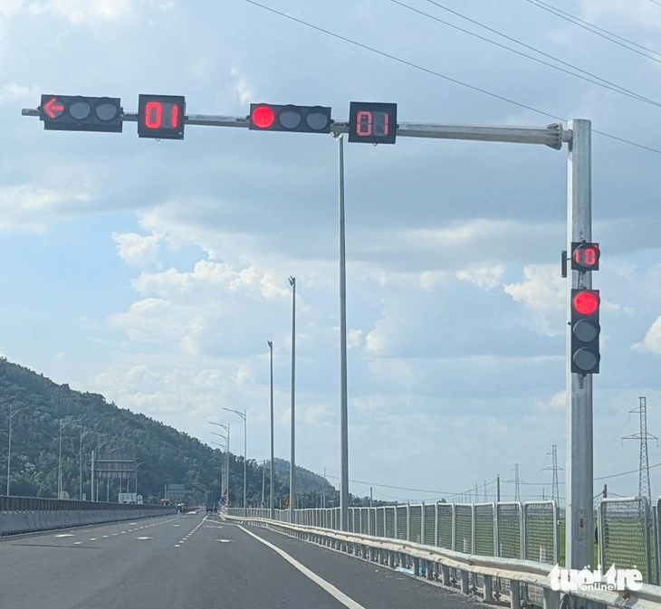 Bộ đếm giây đèn giao thông dẫn vào cao tốc đặt ngược, đầu chúc xuống đất  - Ảnh 1.