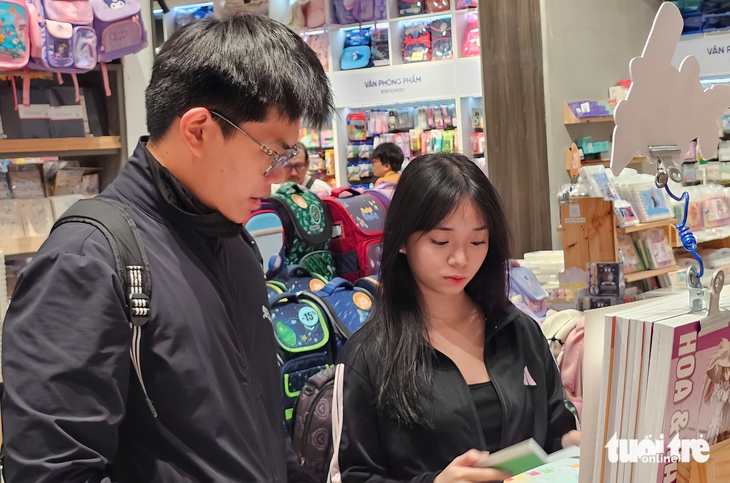 Sách giáo khoa cũ hút khách mùa tựu trường - Ảnh 1.