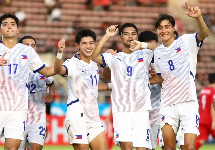 Thi đấu 10 người, Lào gục ngã trước Philippines - Ảnh 1.