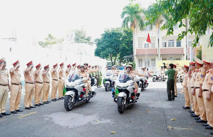 Công an Đồng Nai ra quân kiểm tra, xử lý xe khách vi phạm - Ảnh 1.