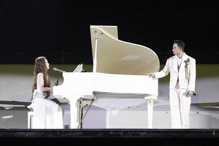 Hương Tràm đệm piano hát cùng Phan Mạnh Quỳnh và 5 khoảng khắc đáng nhớ của Phao cứu sinh Concert - Ảnh 1.