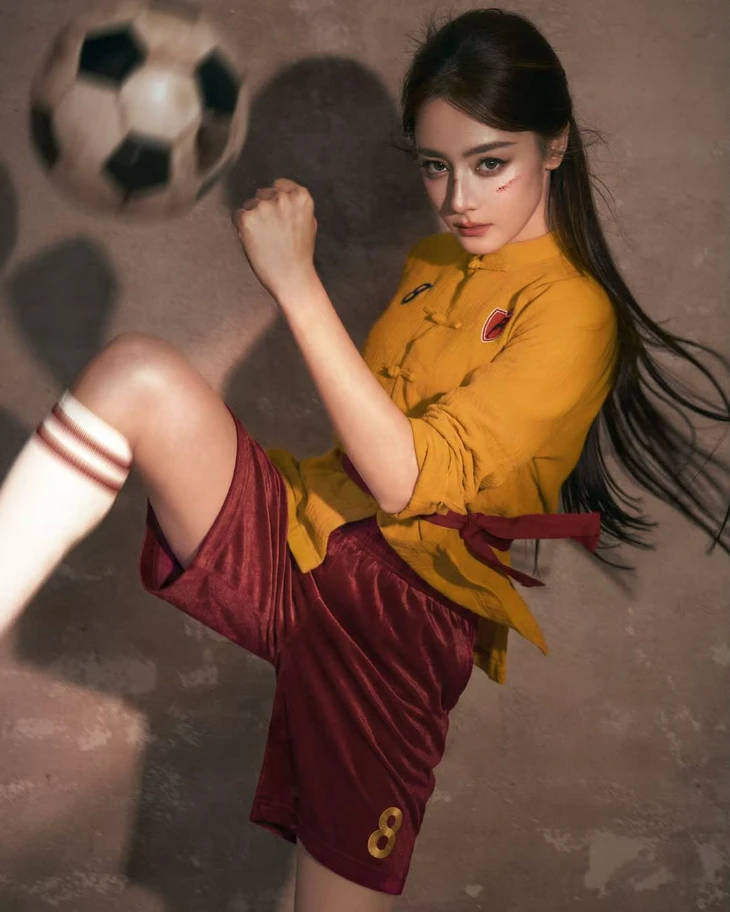 Địch Lệ Nhiệt Ba vụt sáng sau Kungfu nữ túc - Ảnh 4.