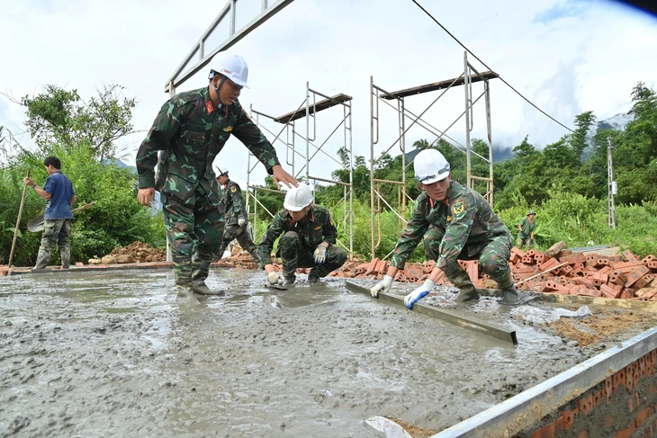Gác đồ án tốt nghiệp, lên Mường Than dựng nhà giúp dân - Ảnh 2.