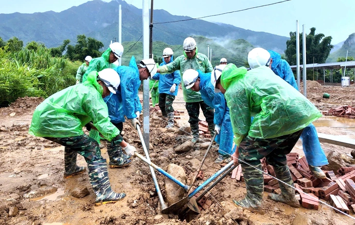 Gác đồ án tốt nghiệp, lên Mường Than dựng nhà giúp dân - Ảnh 3.