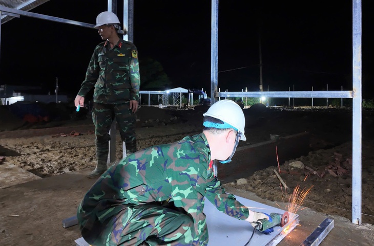 Gác đồ án tốt nghiệp, lên Mường Than dựng nhà giúp dân - Ảnh 4.