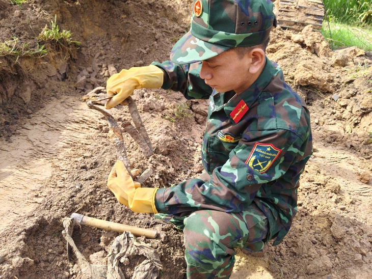 Tây Ninh tìm thêm được 3 bộ hài cốt liệt sĩ ở An Tịnh trong sáng 1-8, đã bàn giao 10.400 mẫu ADN liệt sĩ - Ảnh 1.