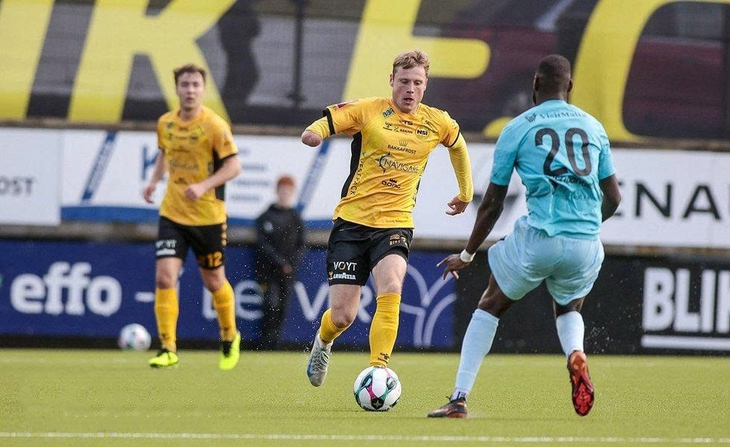 Cầu thủ khuyết tật gây sốt với bàn thắng tại UEFA Conference League - Ảnh 1.