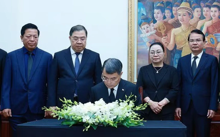 Ông Trần Lưu Quang cùng lãnh đạo TP.HCM viếng và ghi sổ tang Chủ tịch Quốc hội Lào Xaysomphone Phomvihane - Ảnh 2.