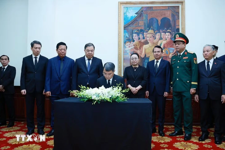Lãnh đạo Đảng, Nhà nước viếng Chủ tịch Quốc hội Lào Xaysomphone Phomvihane - Ảnh 4.