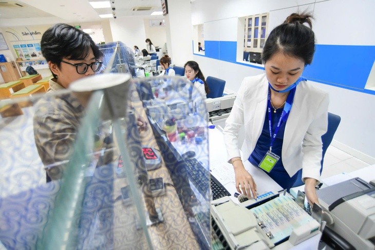 Chi phí vốn vẫn là một trong những bài toán lớn của doanh nghiệp khi mục tiêu tăng trưởng cao đòi hỏi thêm nguồn lực trong bối cảnh lãi suất ngân hàng vẫn neo cao. - Ảnh 1.
