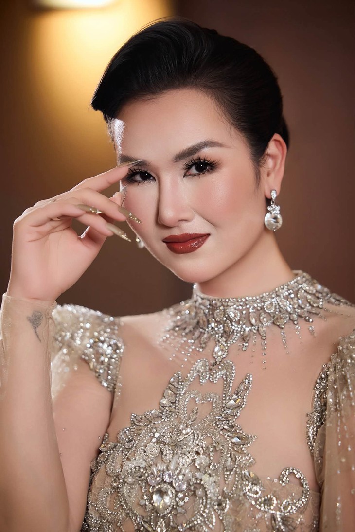 Võ Hạ Trâm gây sốt khi hát Golden, thể hiện nốt cao mà như không  - Ảnh 2.