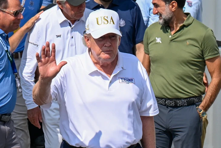Tiêm kích F-16 xuất kích chặn máy bay lạ gần sân golf của Tổng thống Donald Trump - Ảnh 1.