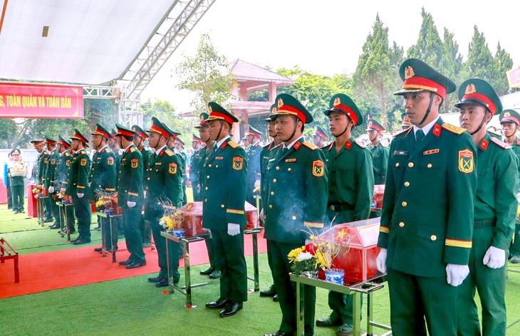 Hình ảnh lễ truy điệu và an táng 47 hài cốt liệt sĩ sau 75 năm nằm trong mộ tập thể - Ảnh 2.