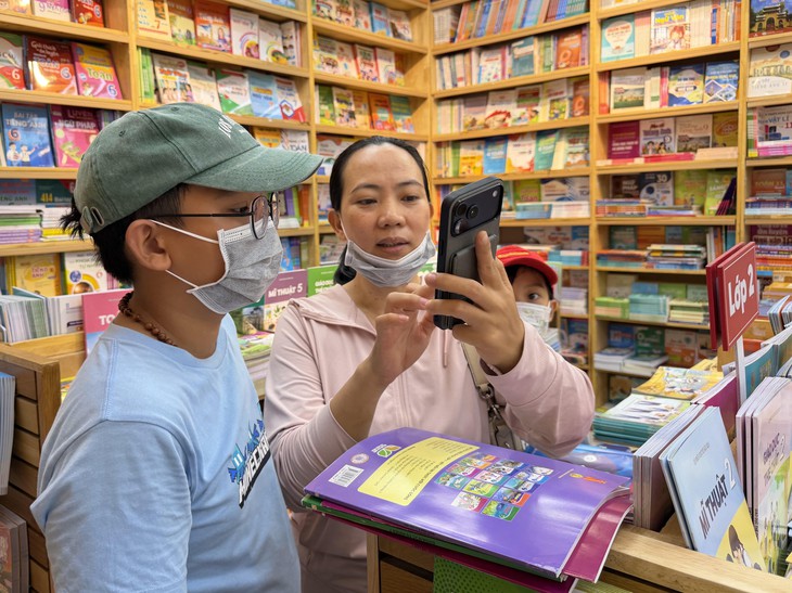 Đi ba nơi, phụ huynh TP.HCM vẫn chưa mua đủ bộ sách giáo khoa - Ảnh 1.