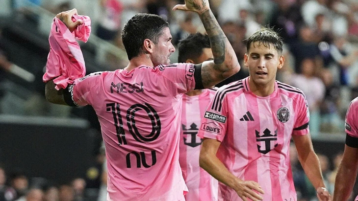 De Paul cởi áo, khoảnh khắc khiến Messi ấm lòng - Ảnh 1.