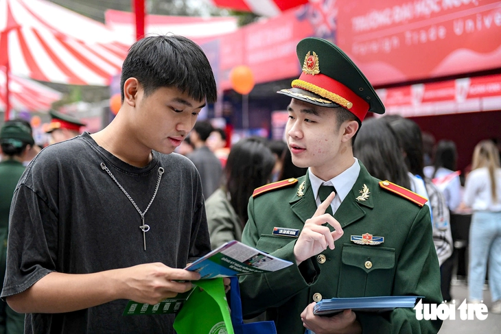 Điểm chuẩn Học viện Quân y: Thí sinh nữ miền Nam đạt gần 10 điểm mỗi môn mới trúng tuyển - Ảnh 2.