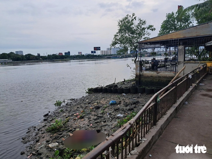 Người dân uống cà phê phát hiện thi thể phụ nữ trôi trên sông Sài Gòn - Ảnh 1.