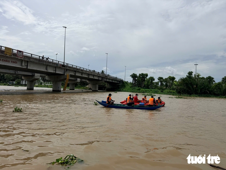 Phát hiện đôi dép trên cầu Trà Đét, cảnh sát tìm thấy thi thể thiếu niên dưới sông - Ảnh 1.